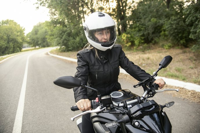 女性なら、レディースモデルのバイク用防寒インナーに注目しよう