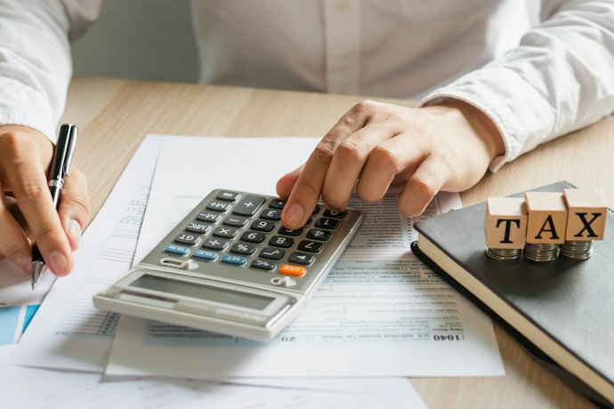 税金の計算は公的年金との合算で行われる。住民税や保険料にも影響
