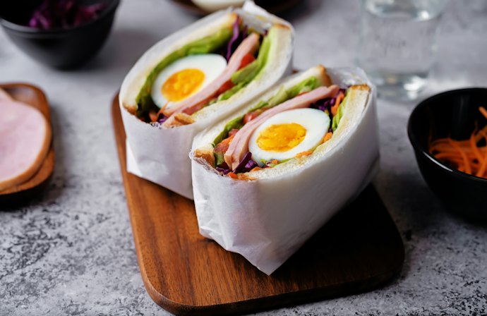 サンドイッチをおしゃれに食べやすくラッピングする手順