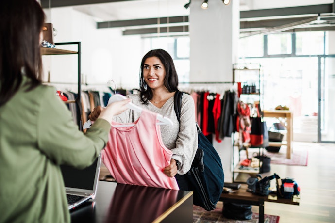 売りたい洋服のシーズンが来る少し前に古着買取を依頼する