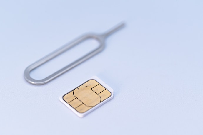 SIMカードが届いたら端末にセットする