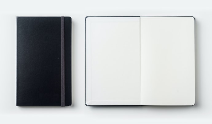 フラットに開ける「糸かがり」製法なら、端から端まで書き込みやすい