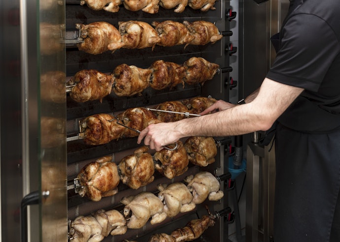 パリッとした仕上がりを求めるなら、炙り焼きのロティサリーチキンも候補