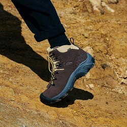 長い距離を歩くなら、重量もチェック