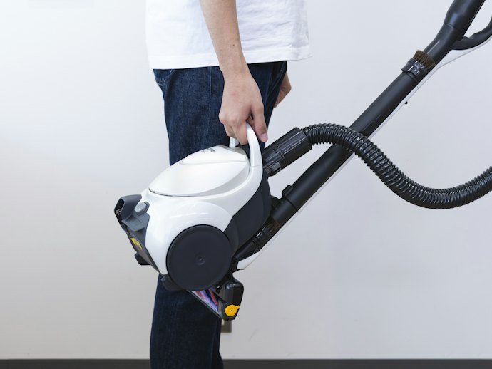 疲れずに掃除したいなら、本体重量が軽いものを選ぼう