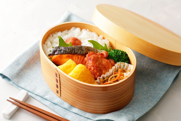 外食の頻度を下げ、自炊をする