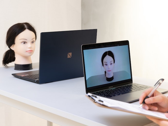 WEBカメラは暗くて表情が見えにくい。マイクは男女の声ともにクリアに聞こえた