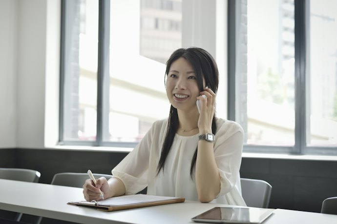 担当者とこまめに連絡を取る