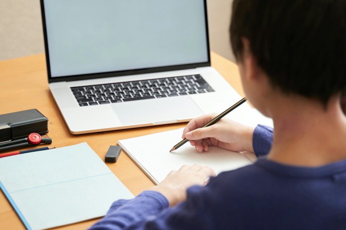 すき間時間で勉強したいなら通信講座も選択肢に