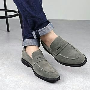 急な雨に備えるならスエード、リーズナブルに買うなら合皮もおすすめ