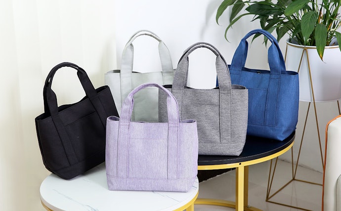 普段使いなら1色使いのシンプルなデザインで決まり