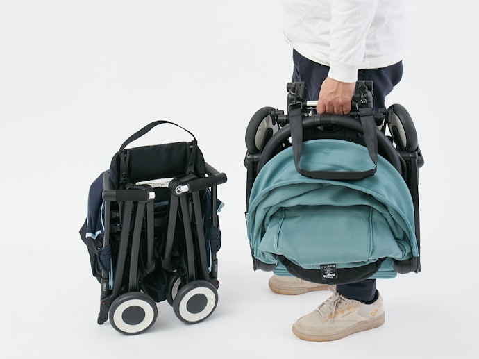 軽量でスムーズに持ち運びできる。折りたたみ時のサイズはやや大きめ