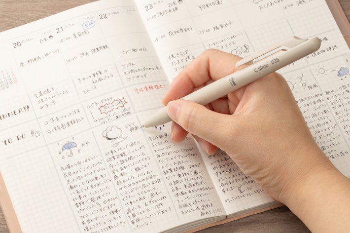 どこを持っても手にフィットしやすい設計。革調で見た目もおしゃれ