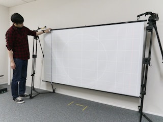 スクリーンの平坦さ