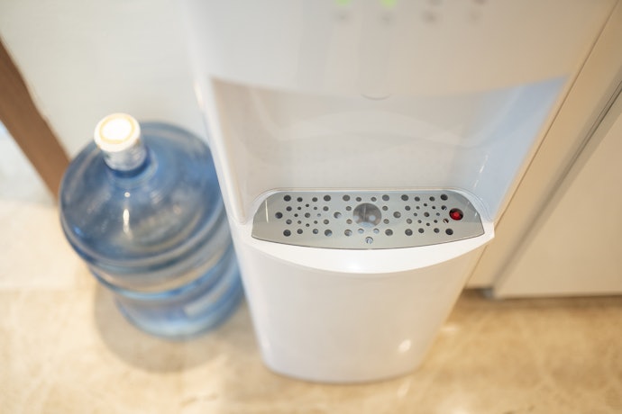 水受け皿:取り外して中性洗剤で洗浄する