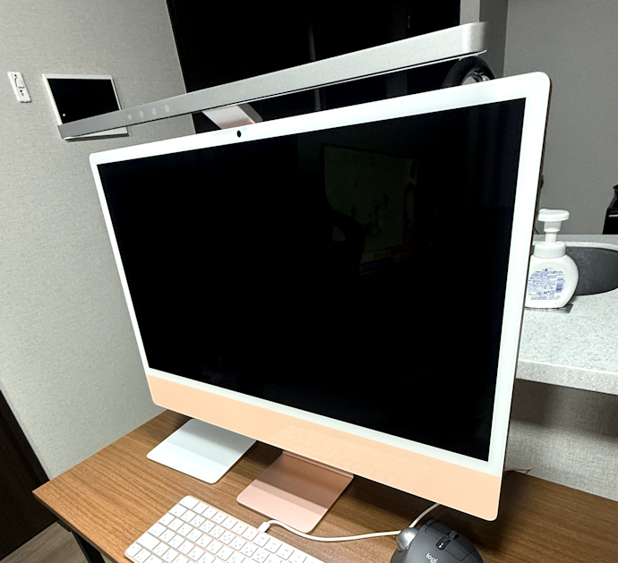 取り付けはめっちゃ簡単。ずれたり落ちたりする気配なし