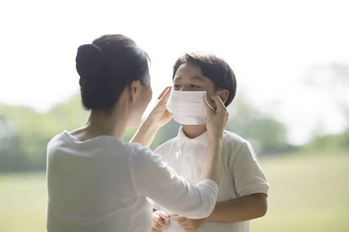 ゴムや紐の長さが調整できる、顔のサイズに合ったマスクかチェック