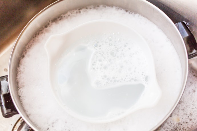 焦げついたときは重曹を使ってやさしく落とそう