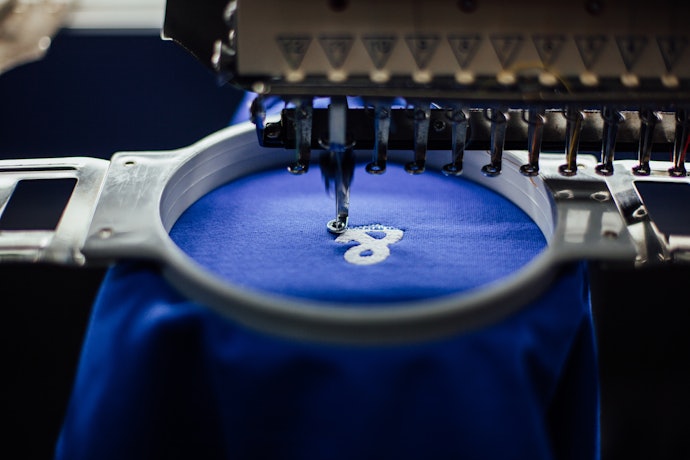 プレゼントならイニシャルが刺繍できるマフラーもチェック!