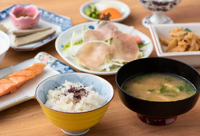 食事の形式や料理の内容も見ておこう