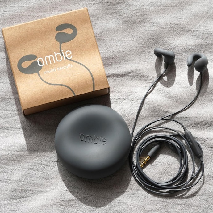 価格を抑えるなら、有線の「ambie sound earcuffs AMシリーズ」