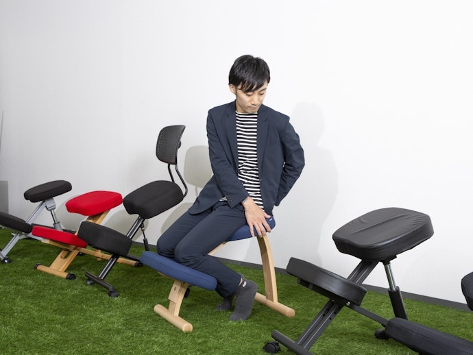 座るだけで簡単に姿勢をキープできる
