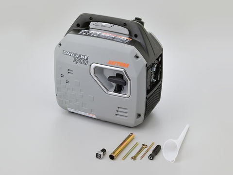 本体重量は18.3kg。シガーソケットやドライバーなどが付属