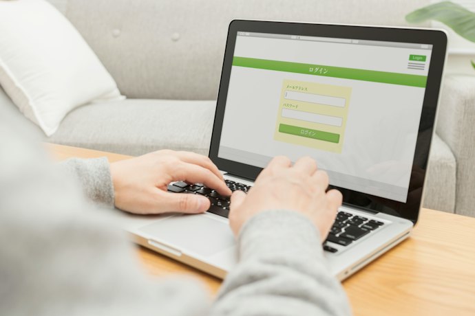 STEP1:切り替え先の電力会社にWebまたは電話で申し込む
