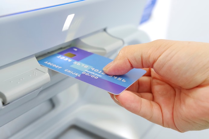 消費者金融や銀行のカードローンを利用する