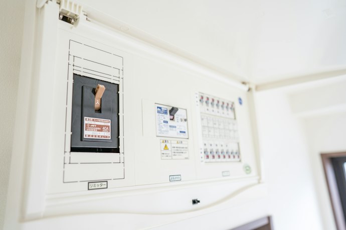 分電盤のアンペアブレーカーの色で確認する方法