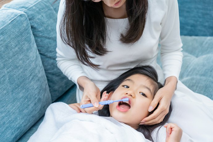 仕上げ磨きには、ヘッドがコンパクトで奥歯まで届く専用ブラシを選ぼう