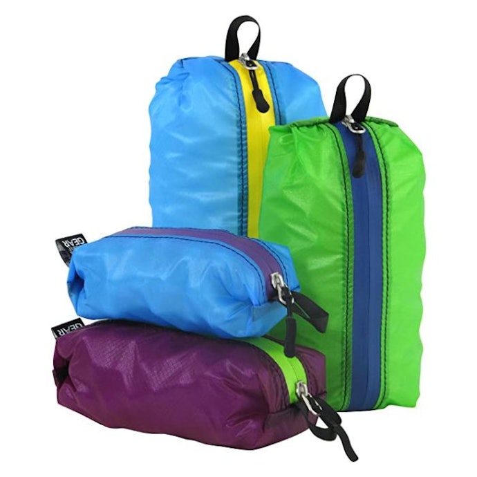 容量に注目。小物類は2L、着替えは5~7L、大物は10L以上が目安