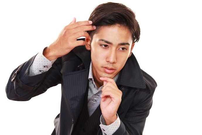4. 手に残ったワックスで前髪を整える