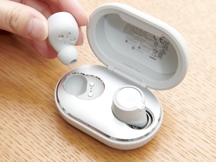ワイヤレスイヤホンにつけるなら、充電ケースに入るかどうかを考慮しよう