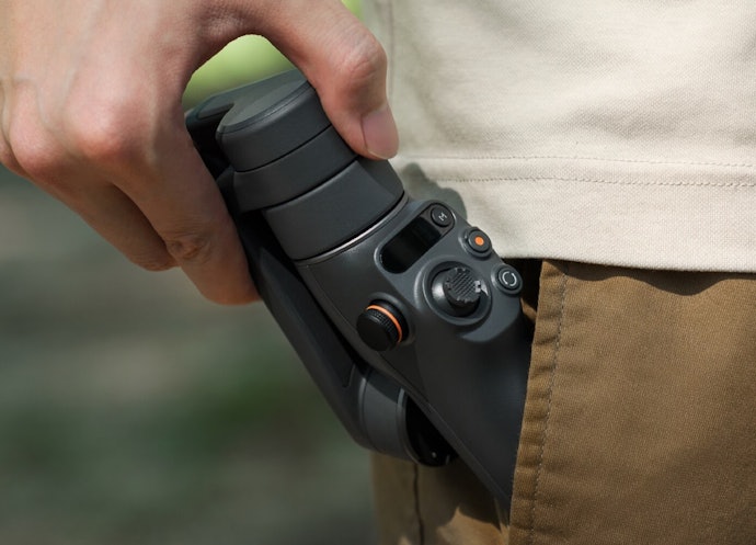便利な延長ロッドを内蔵。さまざまな撮影を楽しめる専用アプリも用意