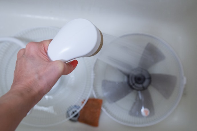 パーツ類を水洗いする