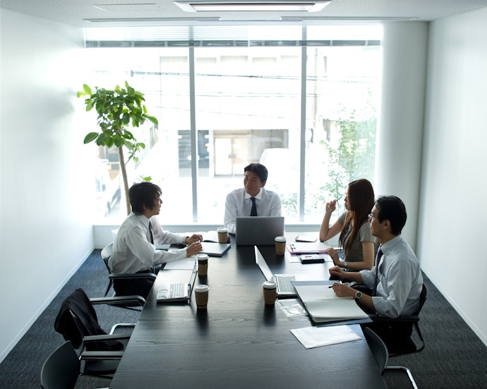 雇用形態別:非正規の年収は正規の半分以下