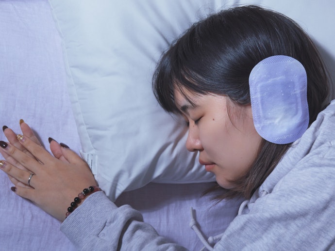 ラベンダーの香りでくつろぎながら、耳全体をじんわり温める。柔らかい素材で肌触りも良好