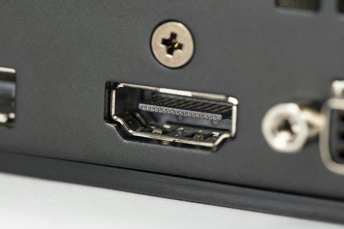 接続端子はHDMIとDisplayPortがあれば十分