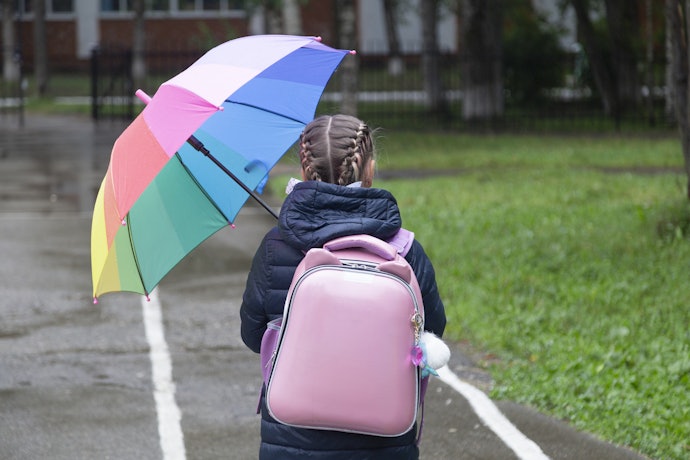 荷物の多い小学生が持つなら、軽量な樹脂骨の傘を候補に入れて
