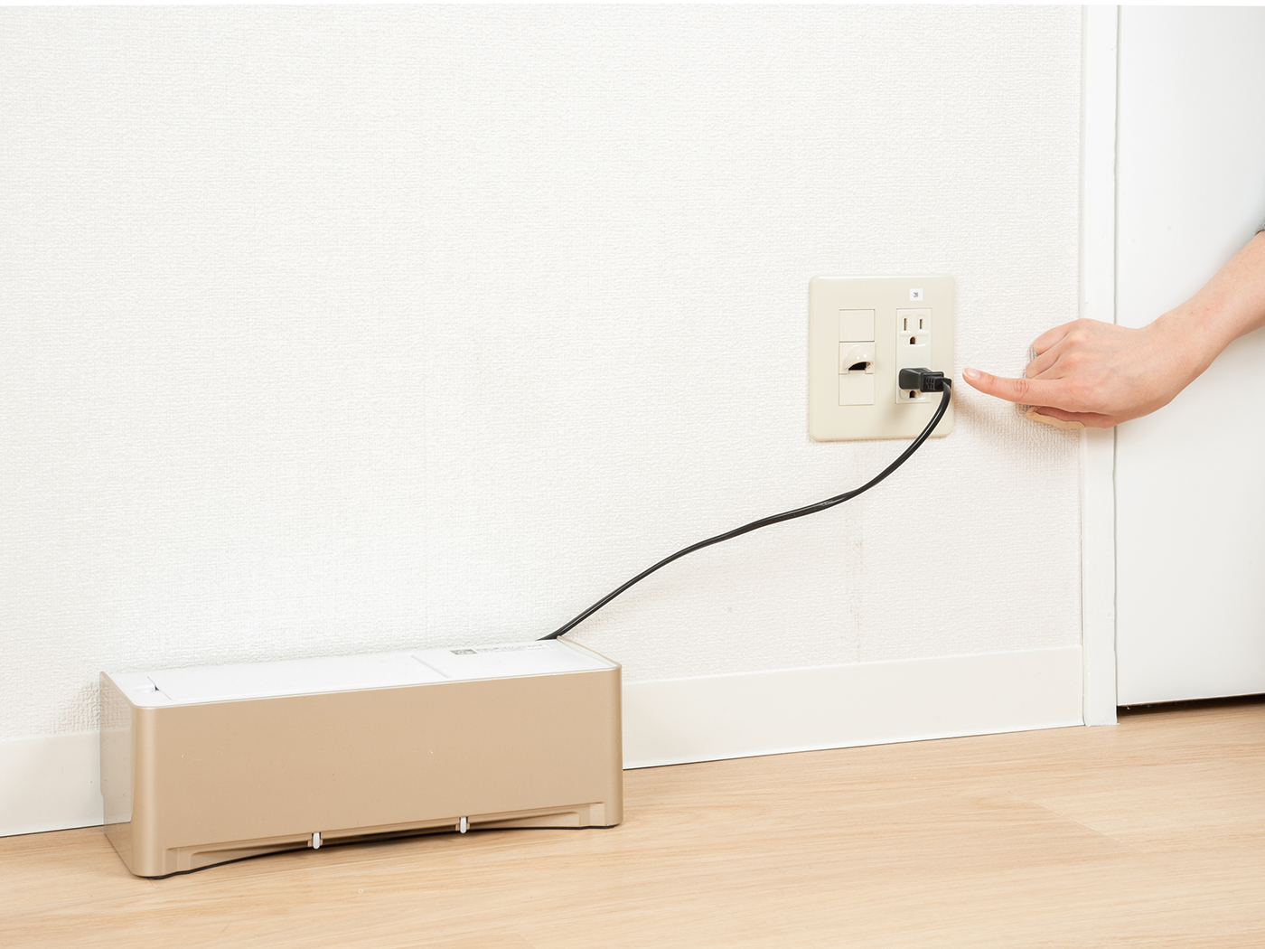 【週末セール】mlte  電動ちりとり フローリングクリーナー Amazon.co.jp : シービージャパン mlte 電動ちりとり ホワイト