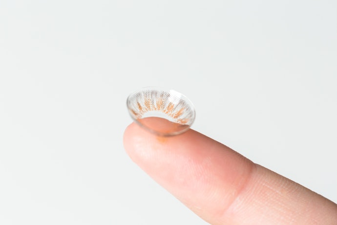 瞳になじむ色のコンタクトレンズがおすすめ