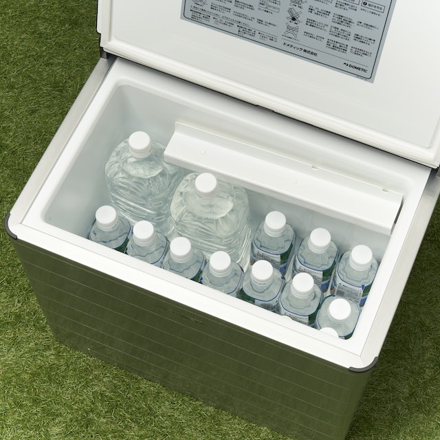 収納力は申し分なし。2Lペットボトルも1Lパックも縦置きできる