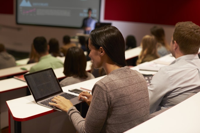 大学に持参するなら、バッテリー稼働時間7時間以上が目安