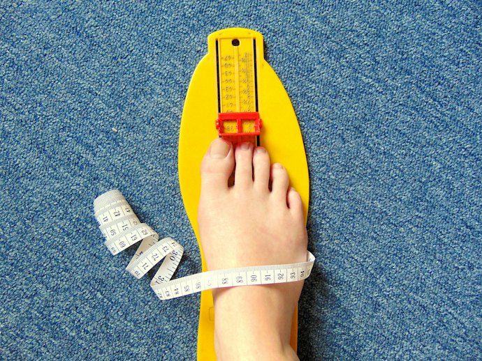 初めてのブランドなら返品可でサイズトラブルを回避。幅広モデルなども確認