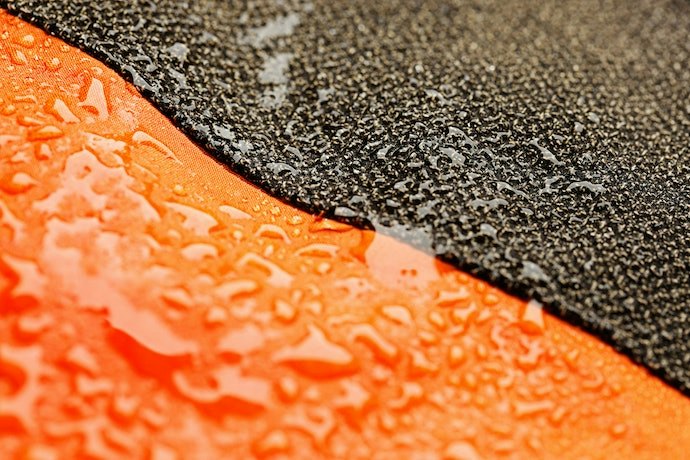 座り心地重視なら表地は起毛素材がおすすめ。撥水加工にも注目