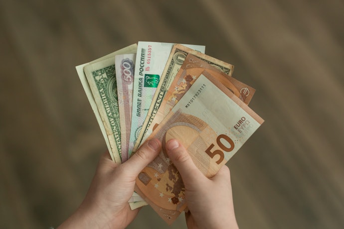 予算も考慮して選ぼう。友人・同僚には5,000〜1万円を目安に