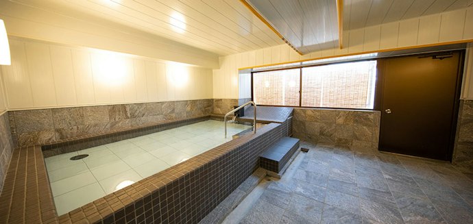 広い浴槽でくつろぐなら大浴場をチョイス。温泉にも注目
