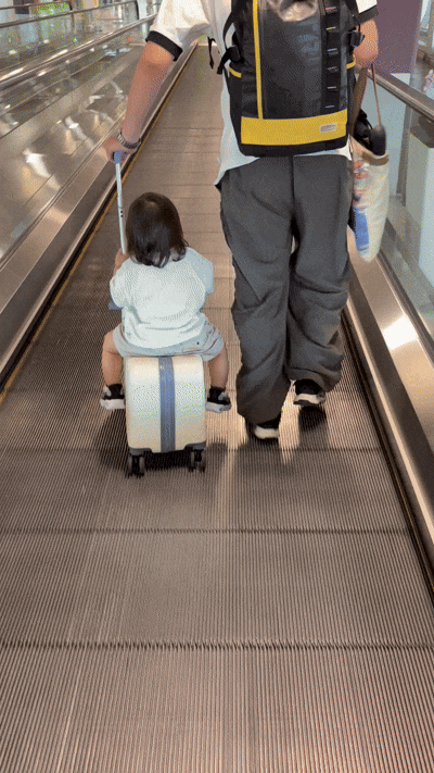 空港では、お利口さんにずーっと乗ってくれた