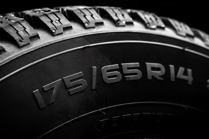新車購入時の純正タイヤと同じサイズを選ぶのが基本